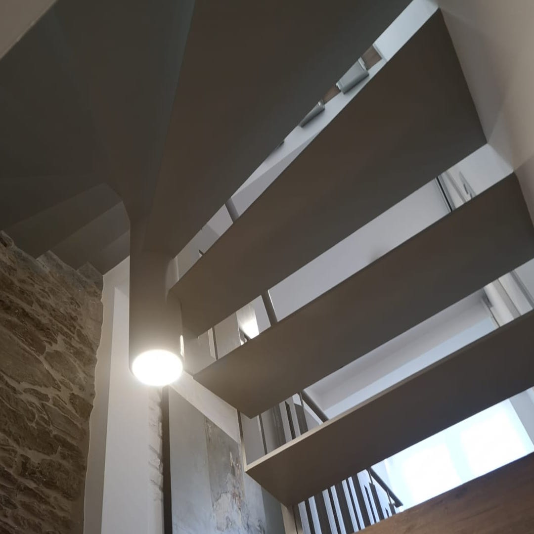 Fabricación e instalación de escalera suspendida en vivienda